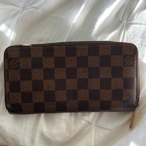 SOLD! Authentic Gently Loved Louis Vuitton Zippy Wallet in Iconic Damier Ebene
